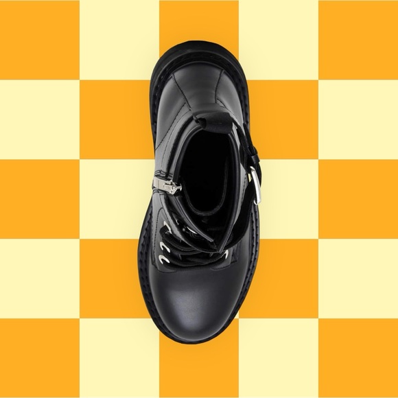 Women’s lace up boot. 🥾 - Picture 3 of 4